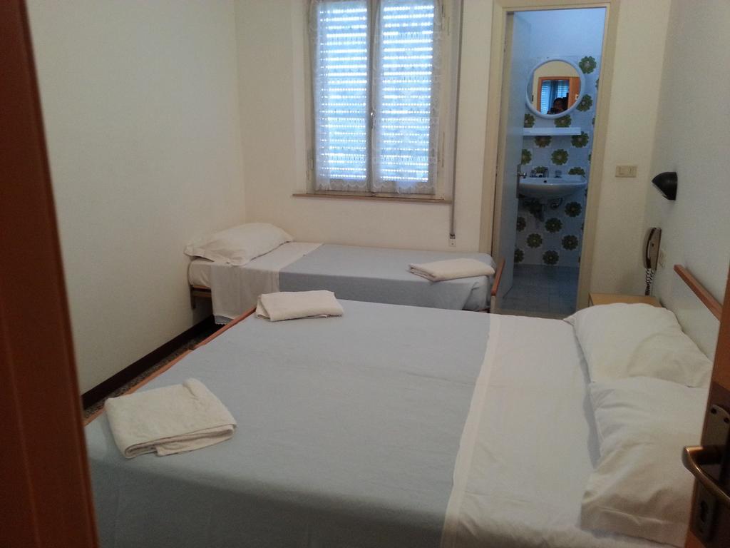 Fiorina Bed&Breakfast - Colazione Fino A Mezzogiorno - Beach Village Gratuito - Aquafan25 Oltremare20 Riccione Quarto foto